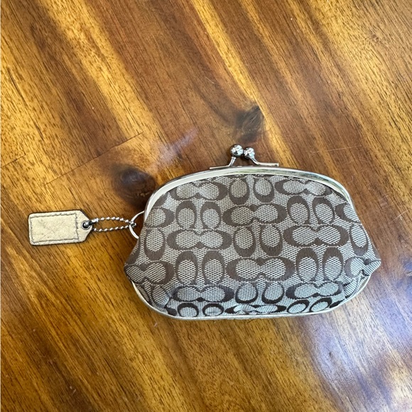 Coach classic brown signature kiss lock change coin purse - Picture 2 of 6